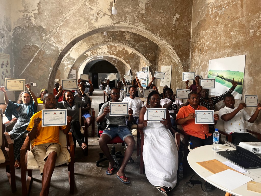 Participantes do curso da UNESCO com os seus diplomas
