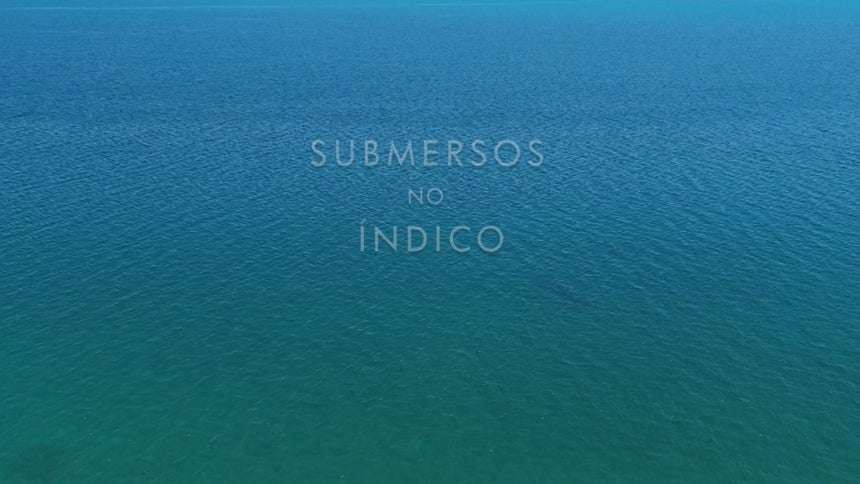 Título do documentário Submersos no Índico sobre o mar azul (RTP)